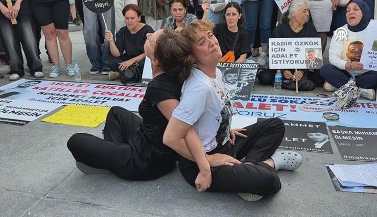 Mattia Ahmet Minguzzinin annesi Yasemin Minguzzi Bakırköyde oturma eylemi yaptı