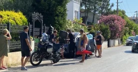 Alkollü olduğu öne sürülen kadın sürücü bahçe duvarına çarparak durabildi