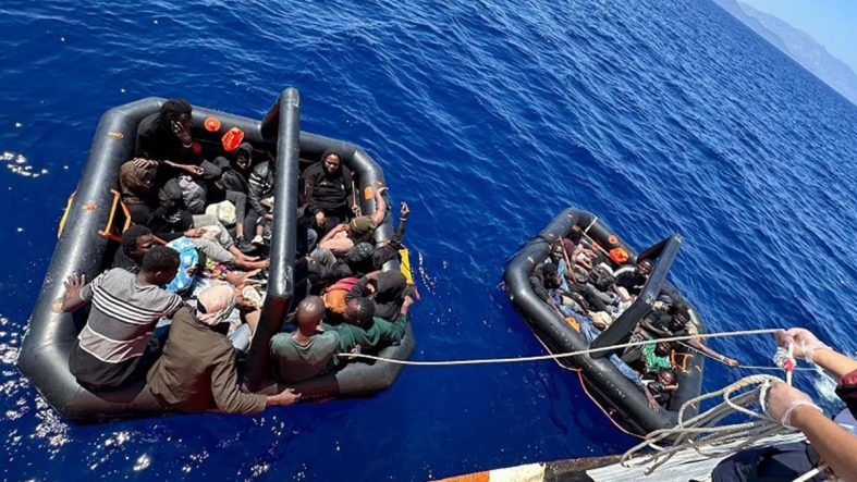 Kuşadası açıklarında 22 düzensiz göçmen kurtarıldı