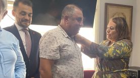 AKP’den istifa etti, CHP’ye geçti: Rozetini milletvekili taktı