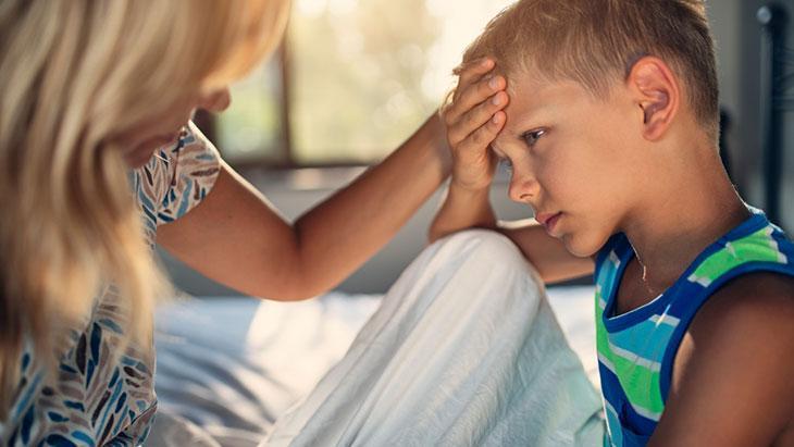 Çocuğunuzun baş ağrısı masum da olabilir, tehlikeli de! Ne zaman doktora başvurmalı?