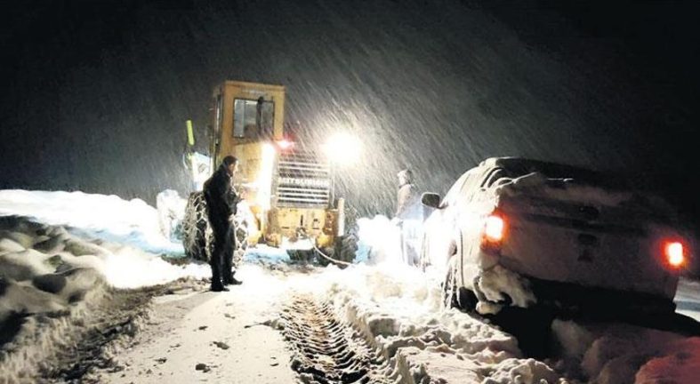 Kar yolları kapattı: 33 kişi kurtarıldı