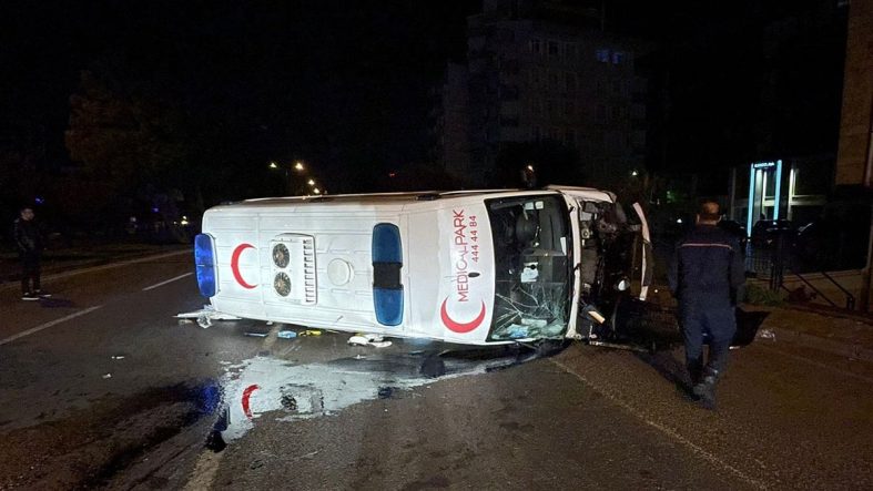 Samsun’da ambulans kazası: 3’ü sağlıkçı 5 kişi yaralandı