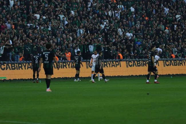 galatasaray-kocaelispor-deplasmaninda-macta-ilk-yari-oynaniyor-1762699187500.jpg
