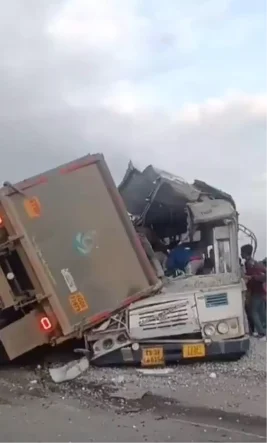 Hindistan'da Trafik Kazası: 20 Ölü