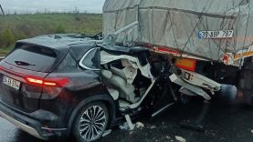 Keşan’da otomobil, TIR’a arkadan çarptı: 3 yaralı