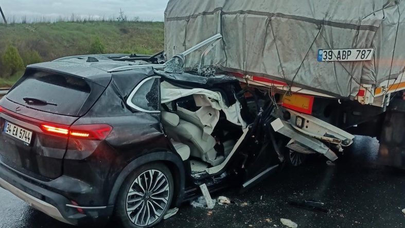 Keşan'da otomobil, TIR’a arkadan çarptı: 3 yaralı
