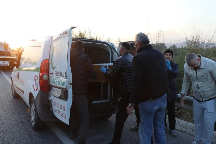 kamyon-emniyet-seridinde-bekleyen-isci-servisine-carpti-1-olu-1760509044472.jpg