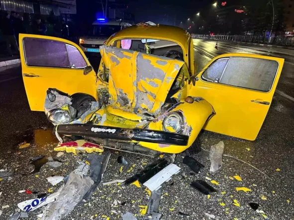 Uşak’ta Otomobil ile Sanatçı Orkestrasını Taşıyan Otobüs Çarpıştı: 1 Ağır Yaralı