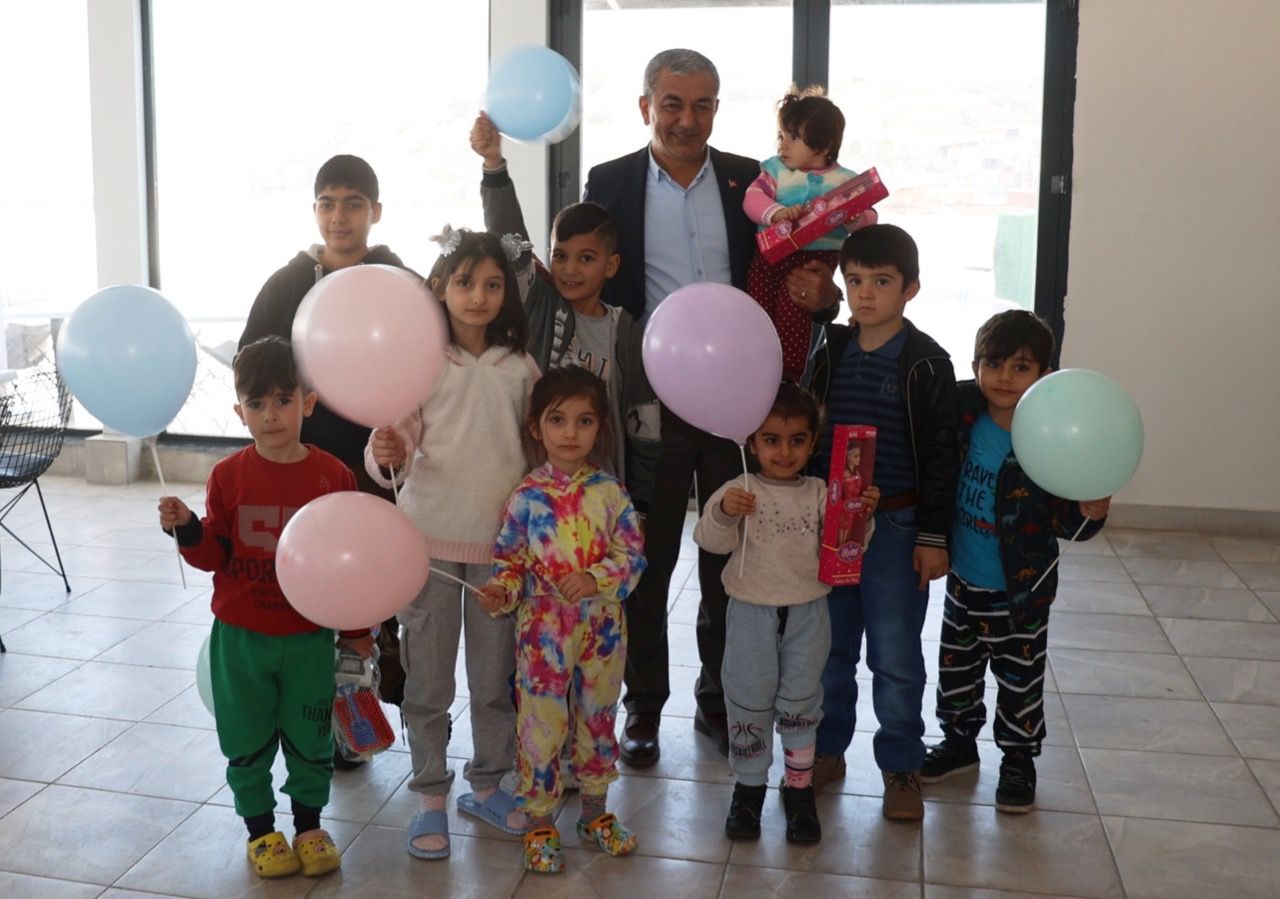 Başkan Kaplan, depremzede çocuklara moral oldu