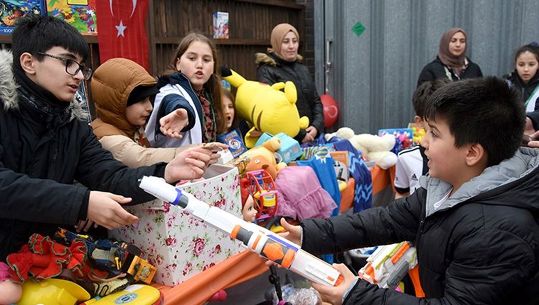 İngiltere’de çocuklar depremzede yaşıtlarına yardım için oyuncaklarını sattı