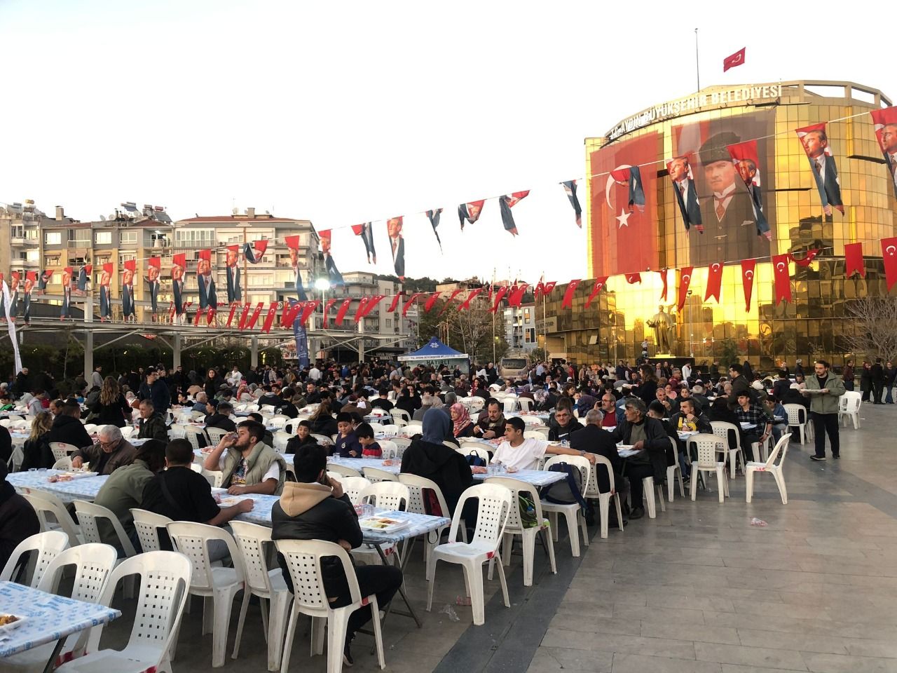 Aydın BŞB’den 9 noktada 15 bin kişilik iftar yemeği