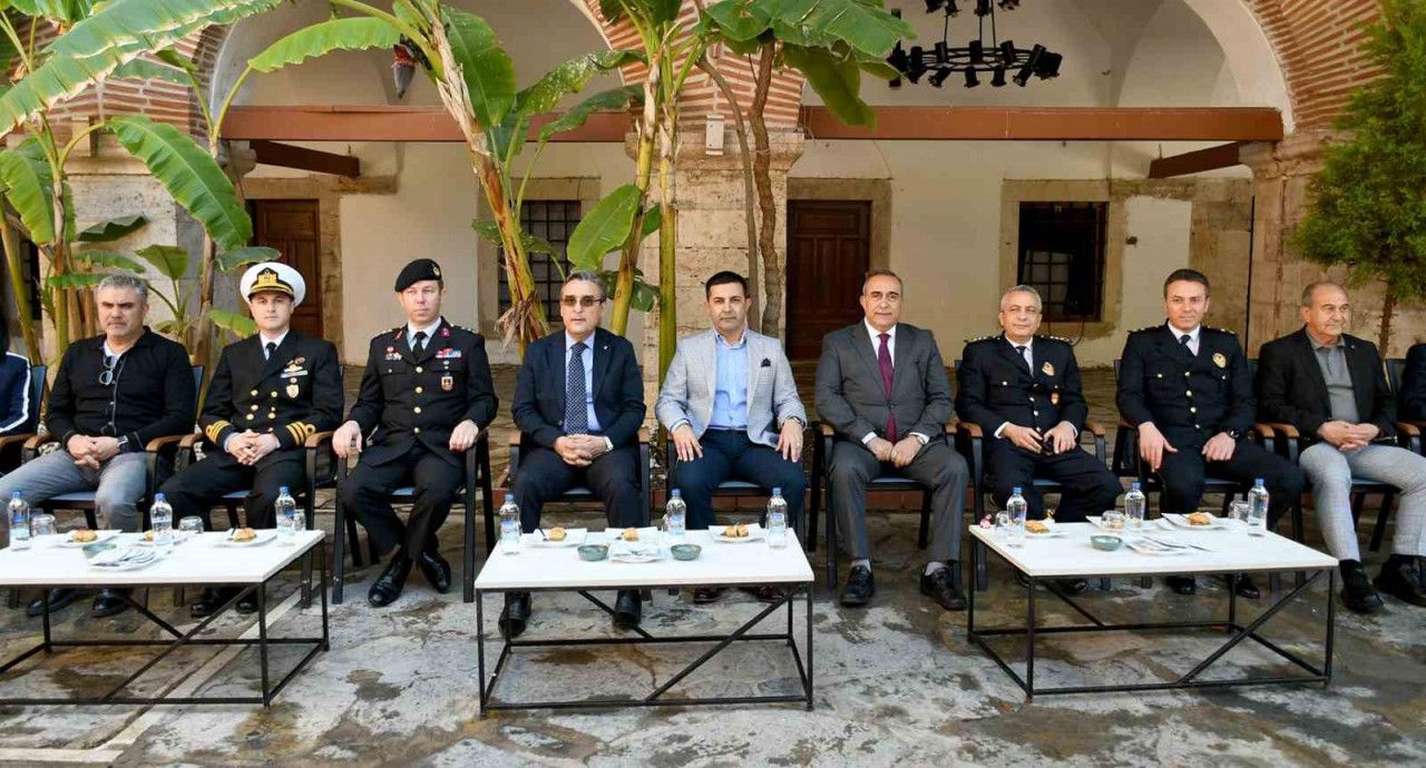 Kuşadası’nda ilçe protokolü vatandaşlar ile bayramlaştı