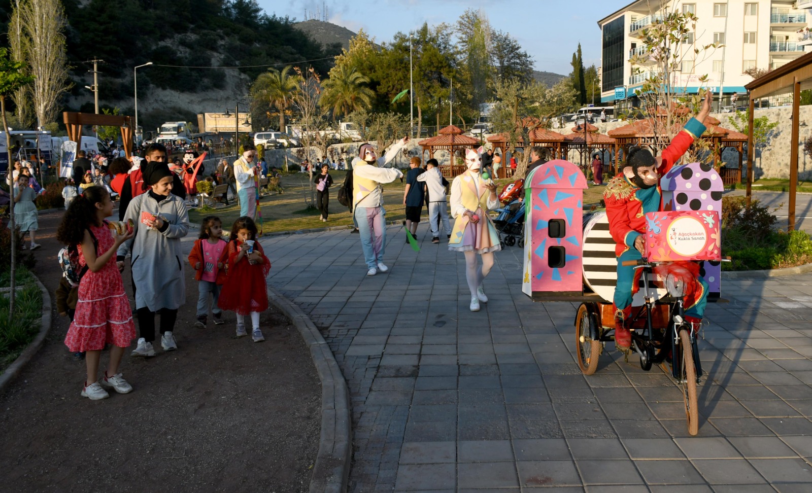 KUŞADASI BELEDİYESİ’NDEN ÇOCUKLARA BAYRAM SÜRPRİZİ