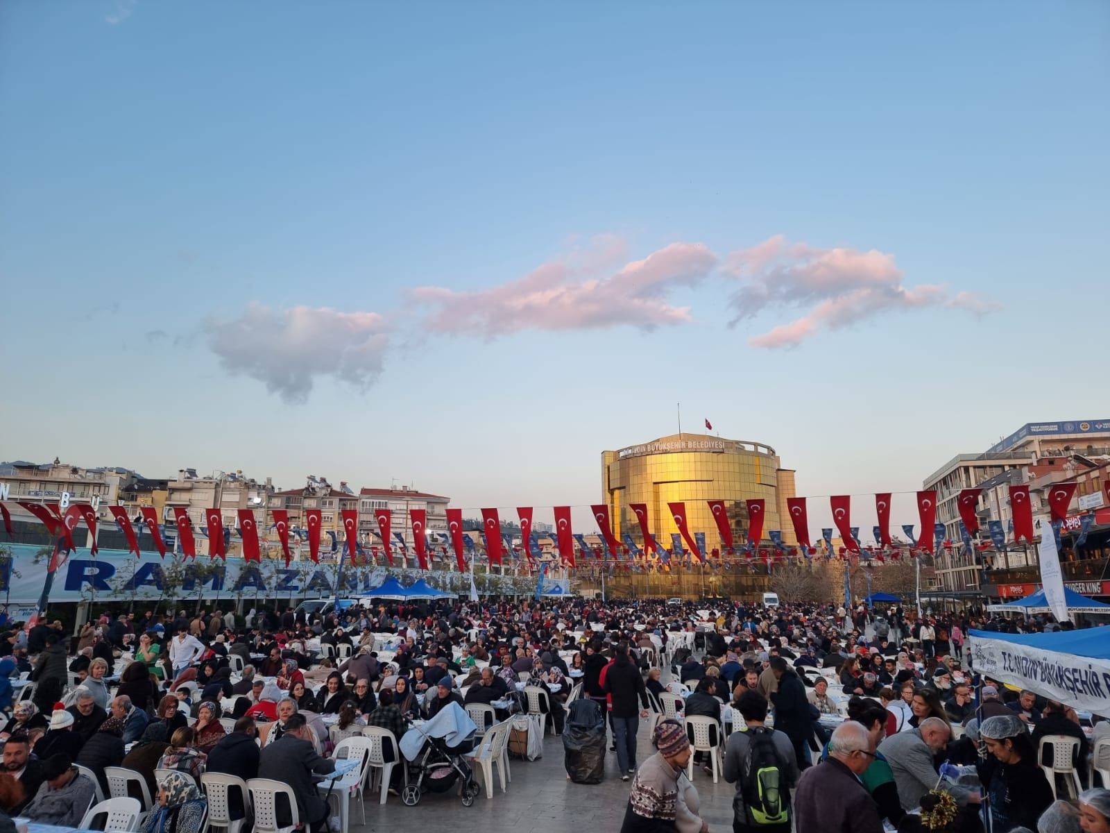 Büyükşehir’in iftar sofraları binlerce Aydınlıyı buluşturmaya devam ediyor