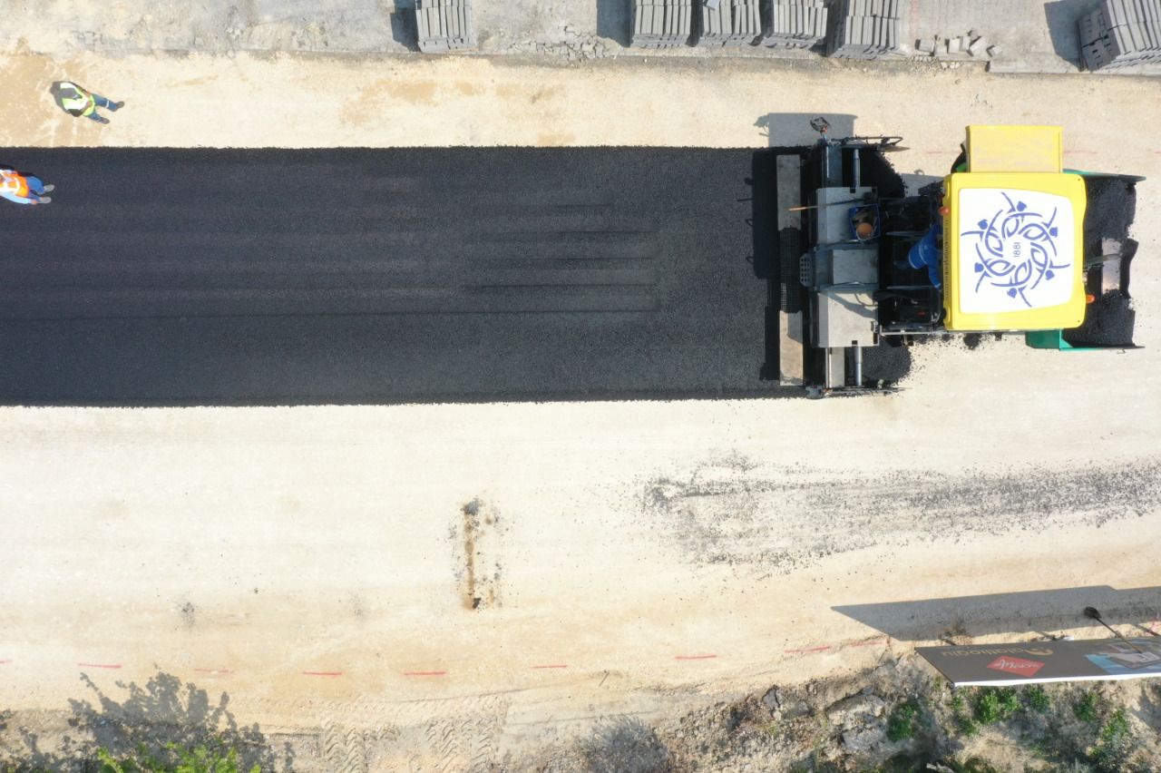 Aydın Büyükşehir Belediyesi’nin Kuşadası’nda yol yapım çalışmaları sürüyor