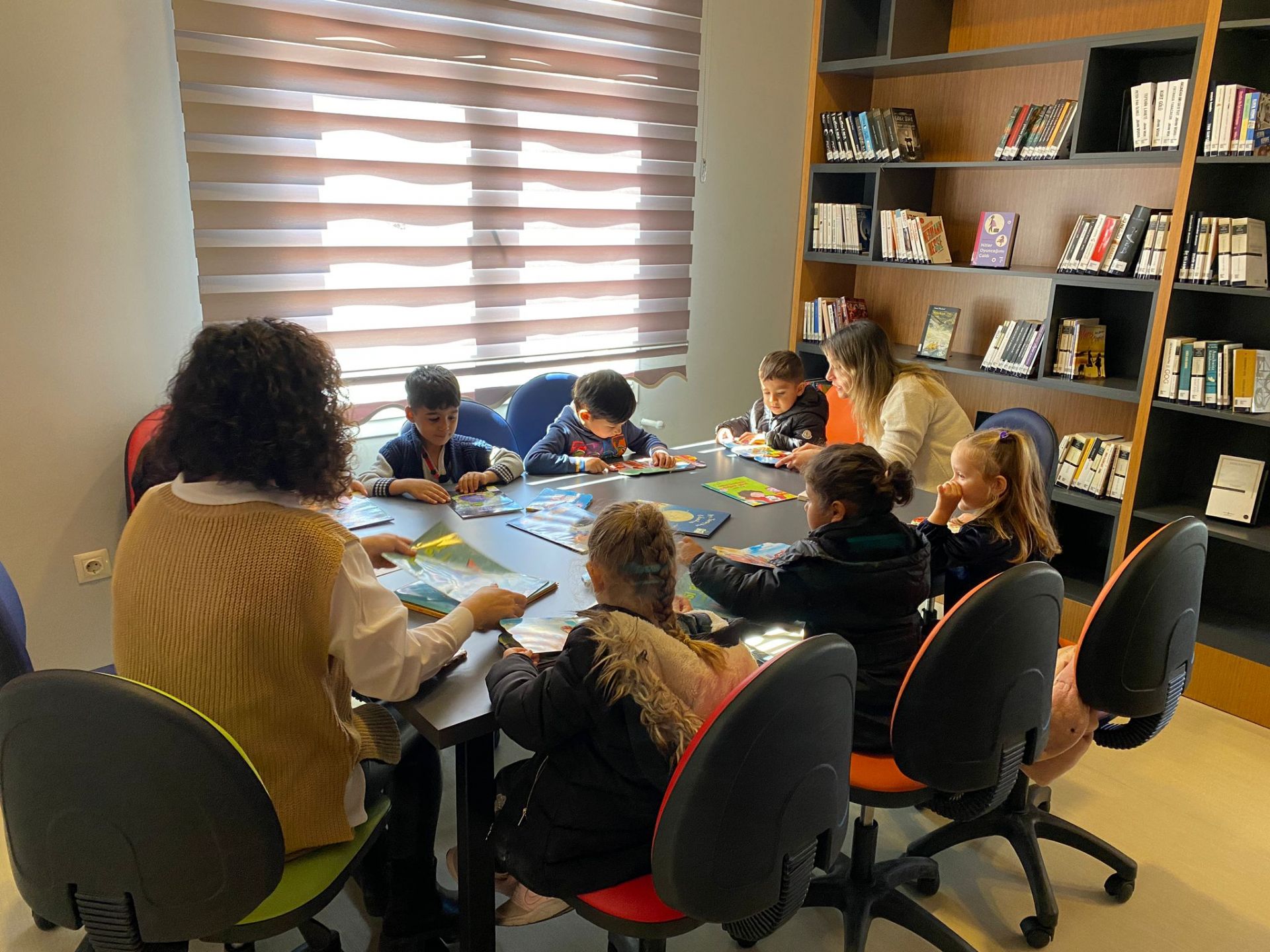 Minikler, Anne- Baba Çocuk Eğitim Merkezi sayesinde kütüphane ile tanıştı