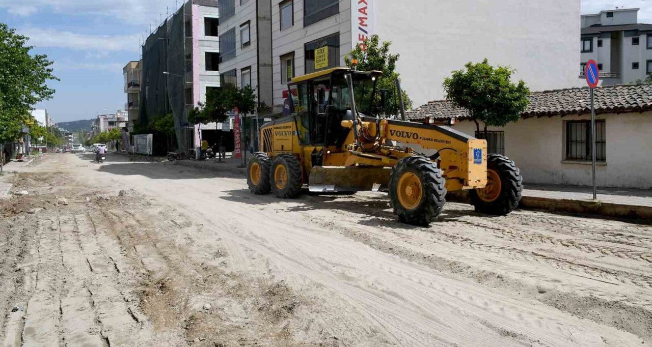 Kuşadası’nda yol yapım çalışmaları devam ediyor