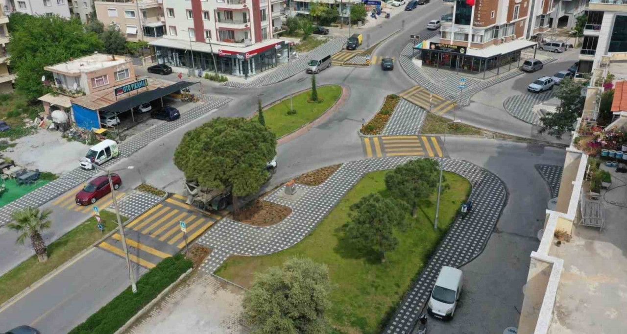 Didim’de yeni yapılan kavşağın peyzaj çalışmaları tamamlandı
