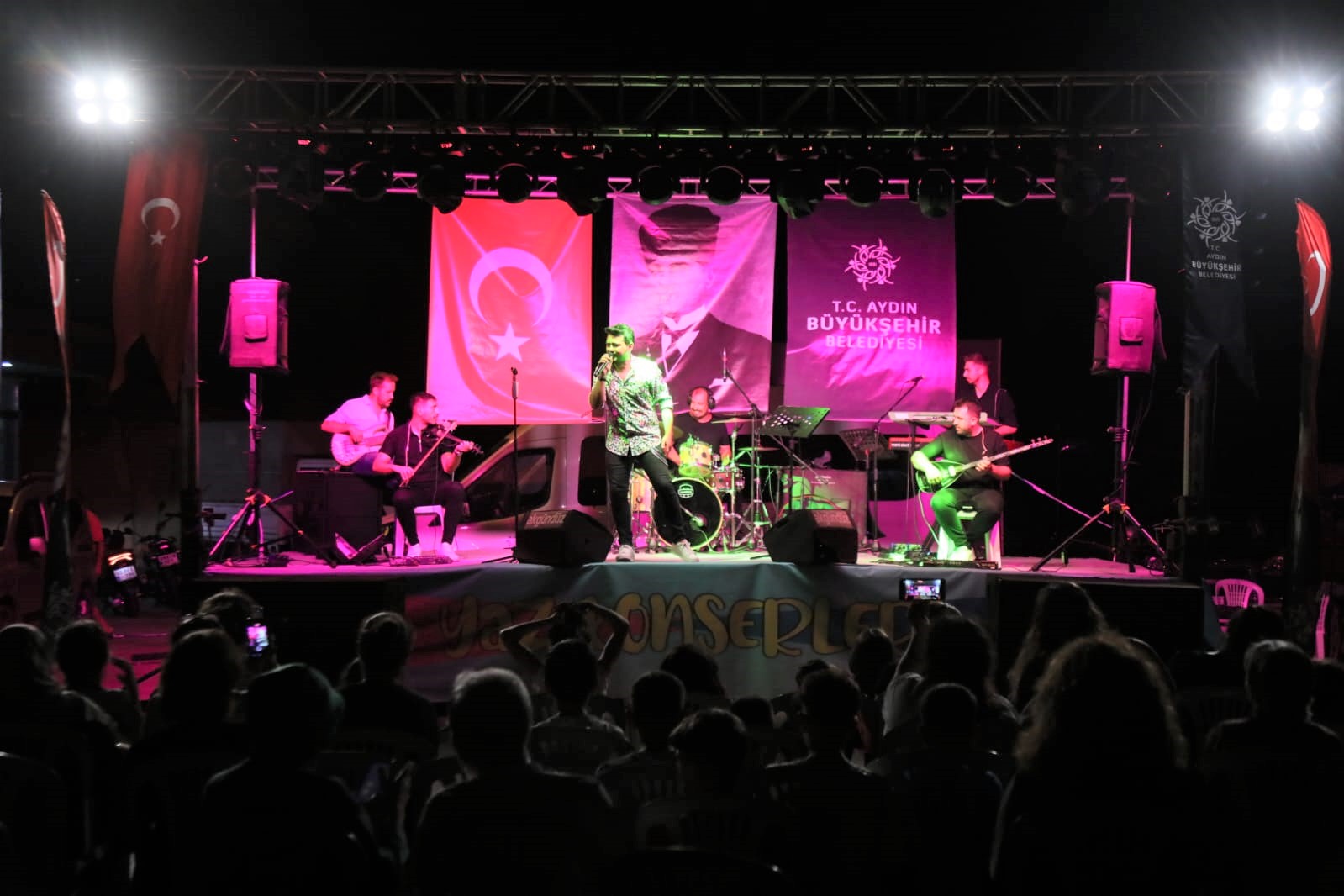 AYDIN BÜYÜKŞEHİR BELEDİYESİ’NDEN ÇEŞTEPE’DE MUHTEŞEM KONSER