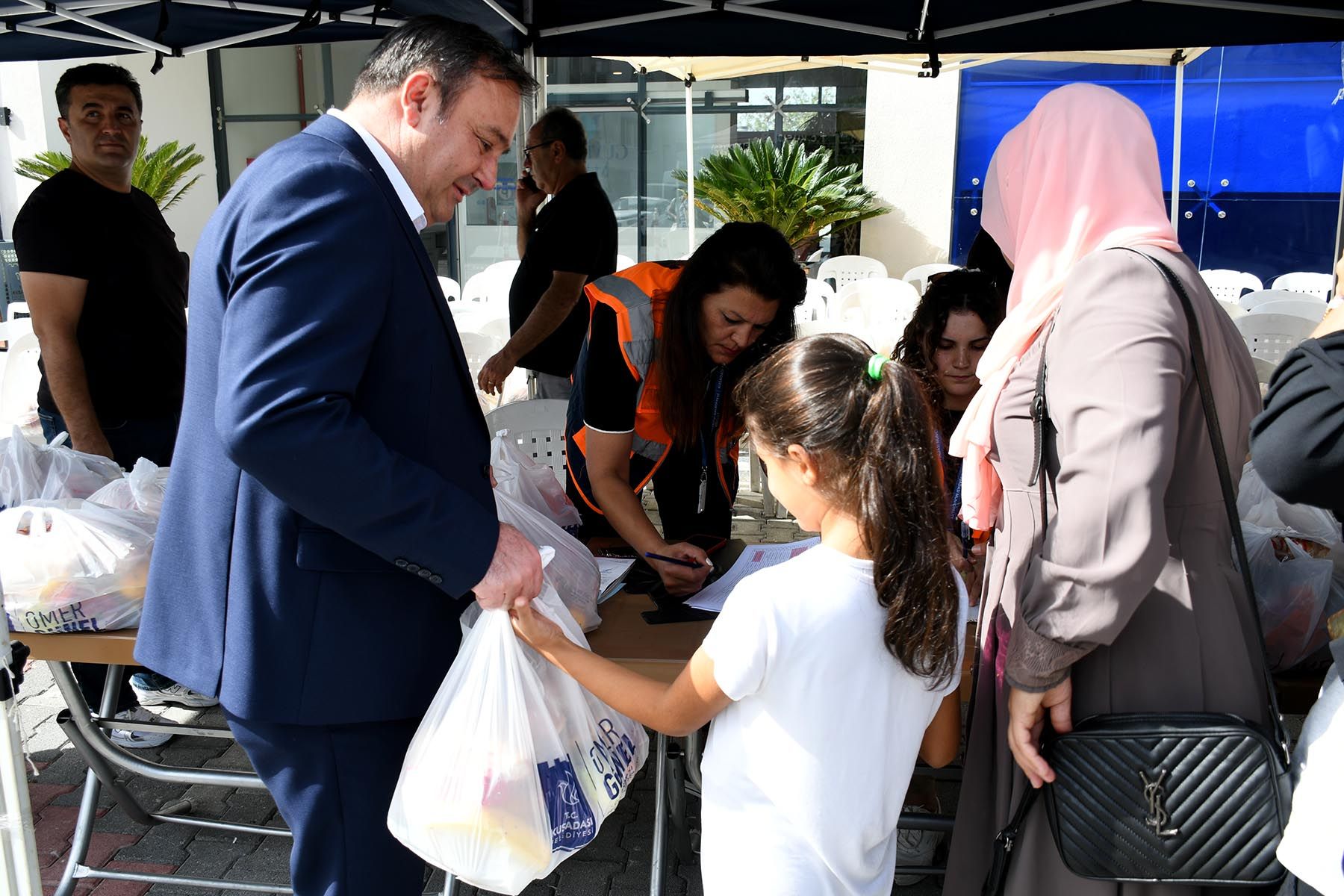 Çocukların beslenme çantalarını yine Kuşadası Belediyesi dolduruyor