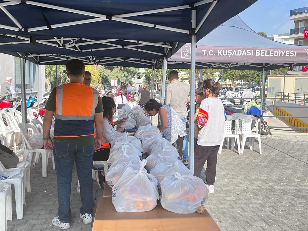KUŞADASI BELEDİYESİ’NDEN 2 HAFTADA 3 BİN 100 ÖĞRENCİYE BESLENME DESTEĞİ
