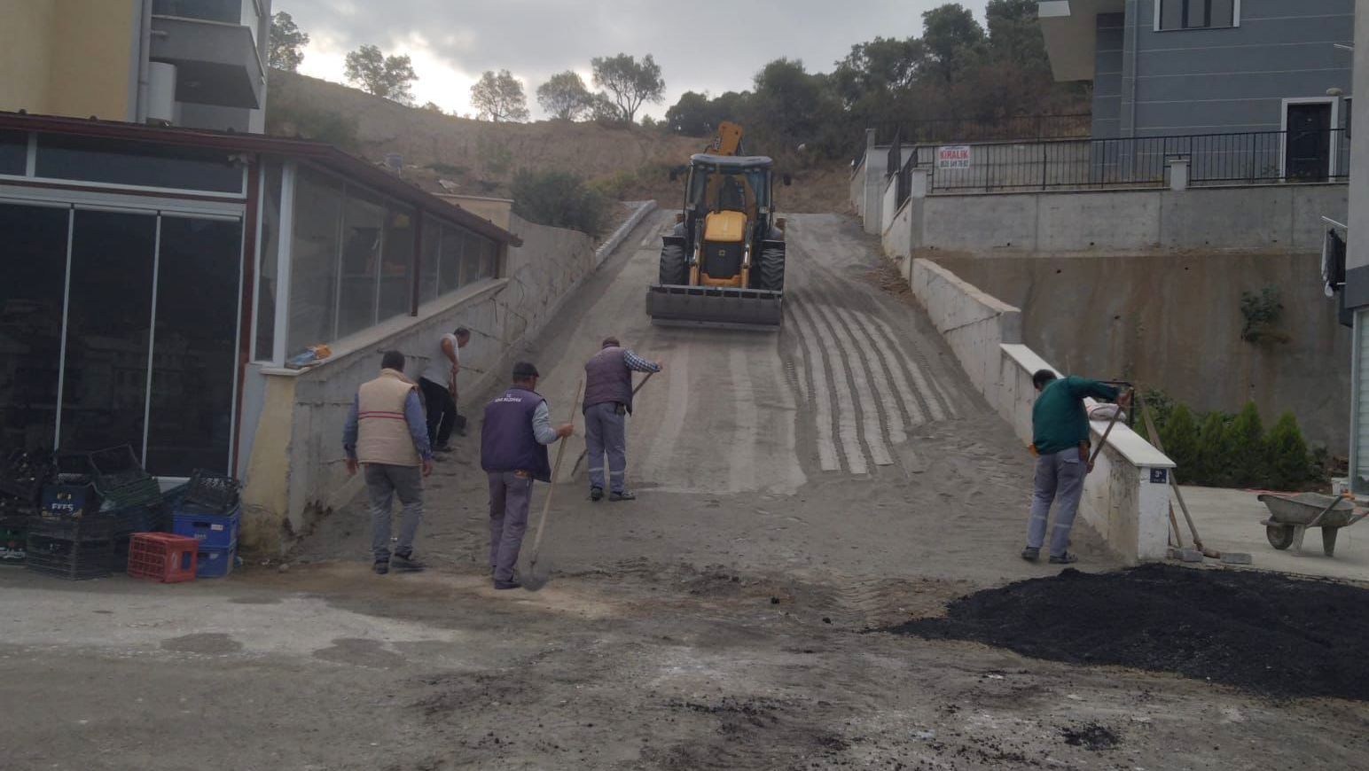 Söke Belediyesi saha ekipleri, Söke’nin çeşitli yerlerinde özenle çalışmaya devam ediyor