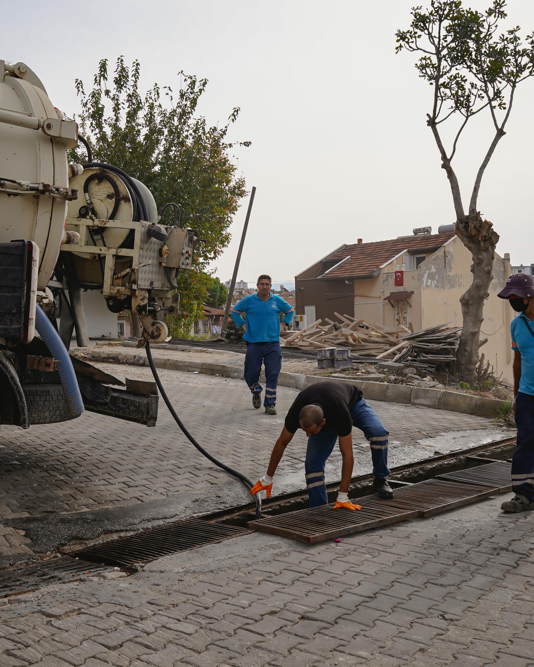 KUŞADASI BELEDİYESİ’NDEN SU TAŞKINLARINA KARŞI ARALIKSIZ MESAİ