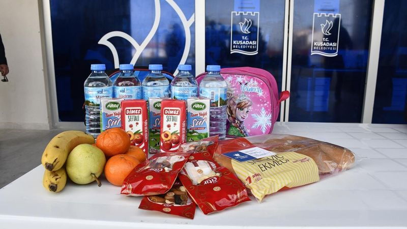 Beslenme Çantalarını Kuşadası Belediyesi dolduruyor