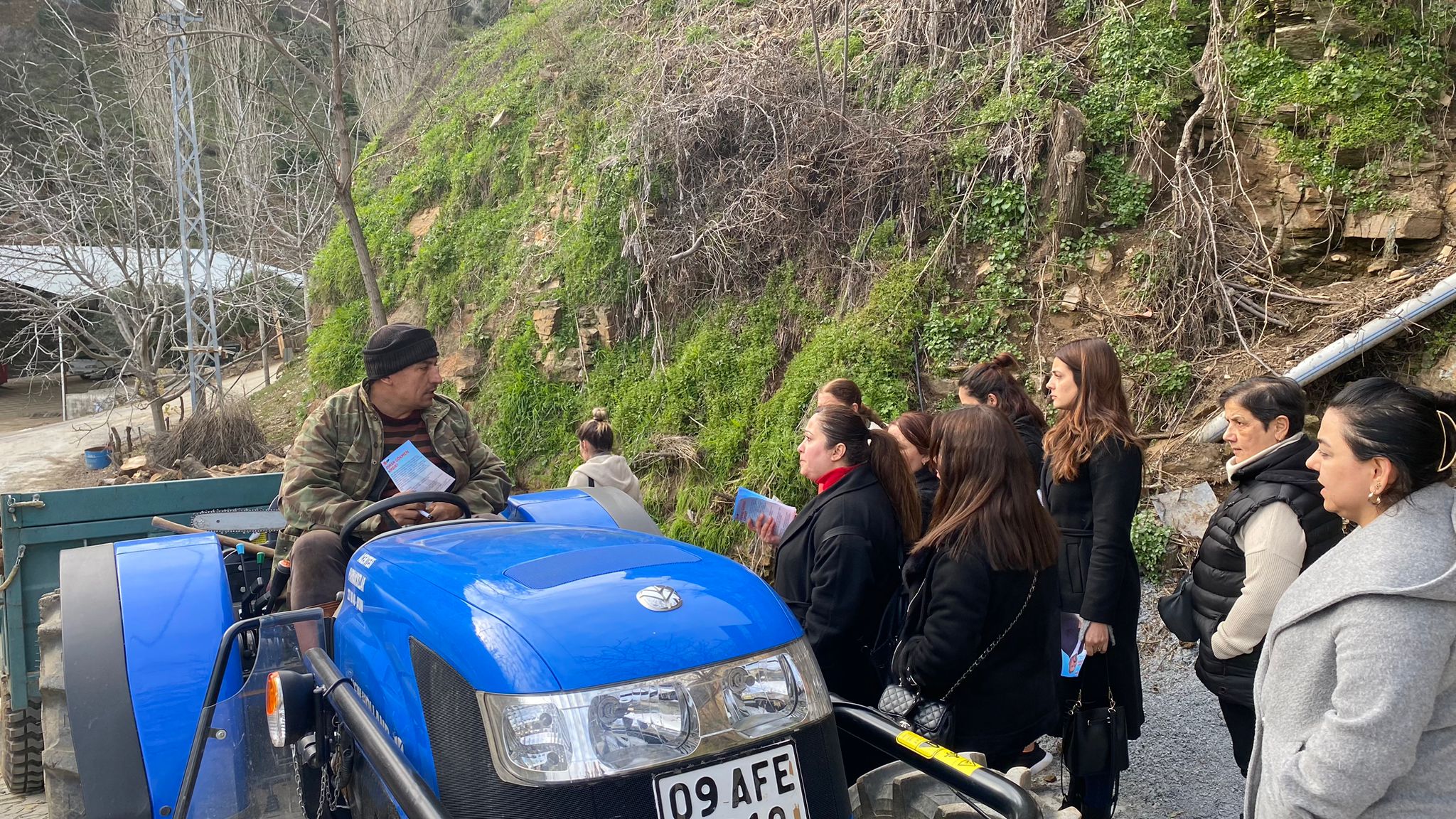 CHP Kadın Kolları Osman Gökmen’le birlikte çalmadık kapı bırakmıyor