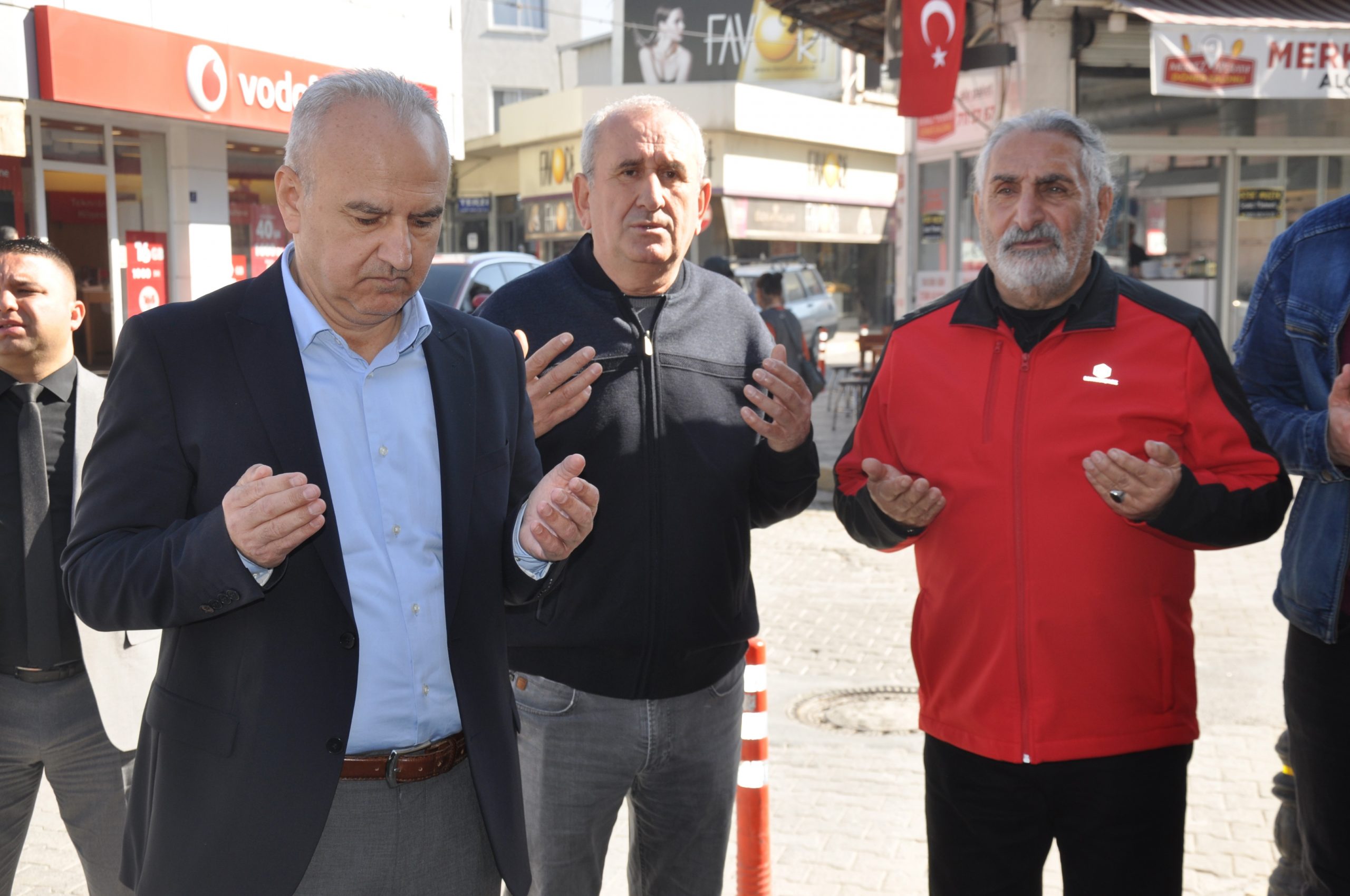 BAŞKAN KIVRAK, KARAGÖZ VE DEPREMZEDELERİ UNUTMADI