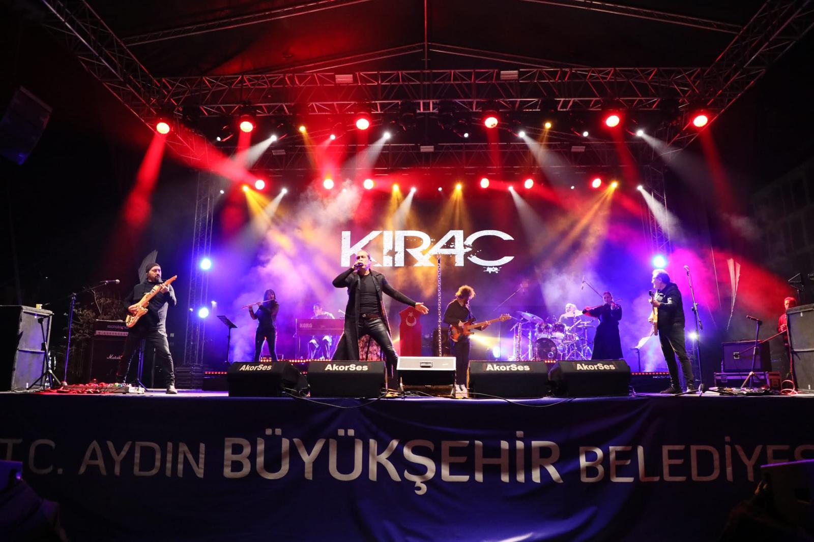 AYDINLILAR AYDIN BÜYÜKŞEHİR BELEDİYESİ’NİN DÜZENLEDİĞİ KIRAÇ KONSERİYLE COŞTU