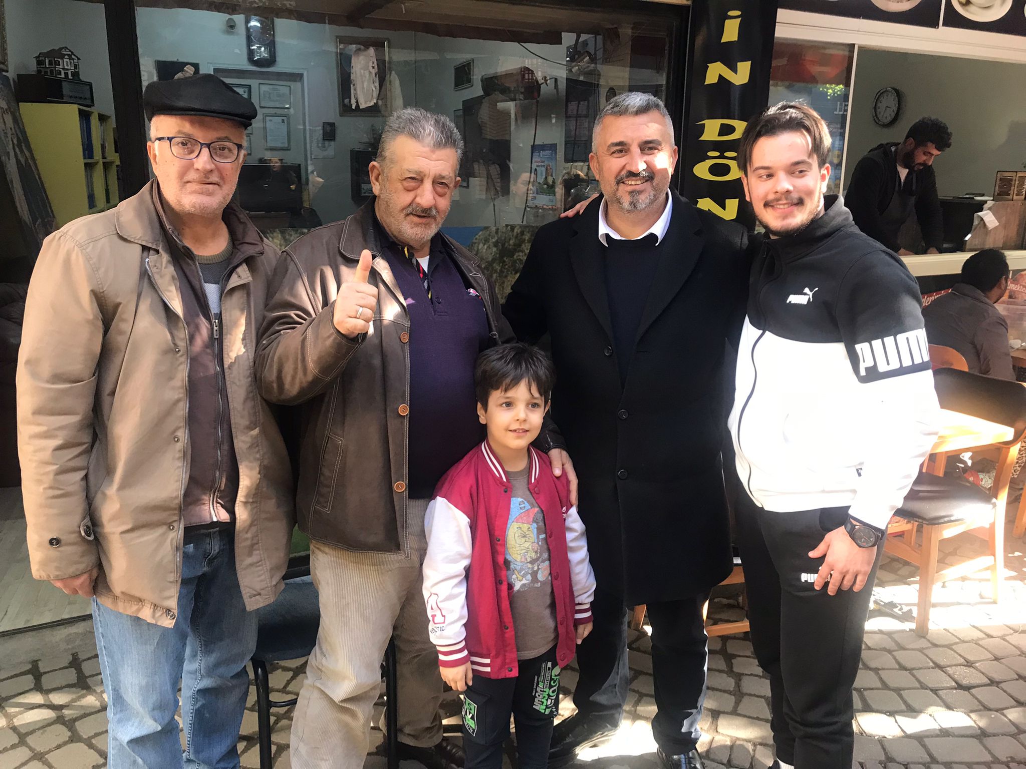 CHP’Lİ GÖKMEN İNCİRLİOVA ESNAFI İLE KUCAKLAŞTI