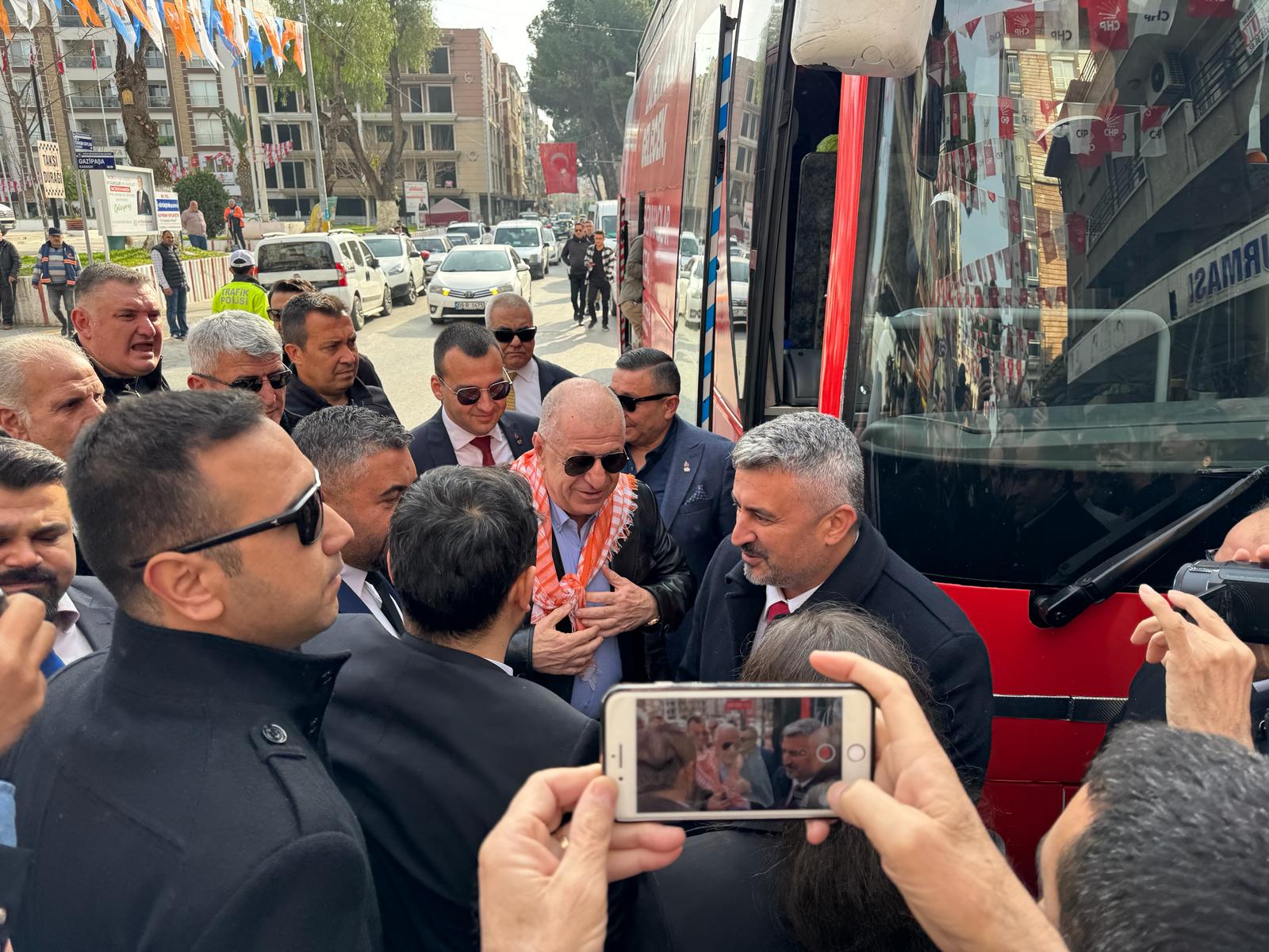 CHP’Lİ GÖKMEN ÖZDAĞ’I ÇİÇEKLERLE KARŞILADI
