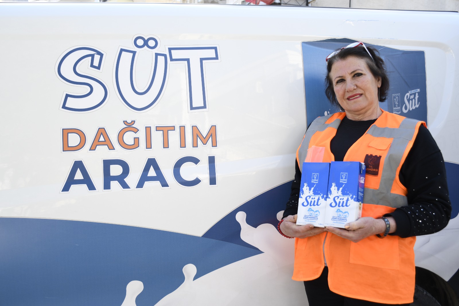 Kuşadası Belediyesi’nden Çocuklara Ayda 10 Bin 712 Litre Süt Desteği
