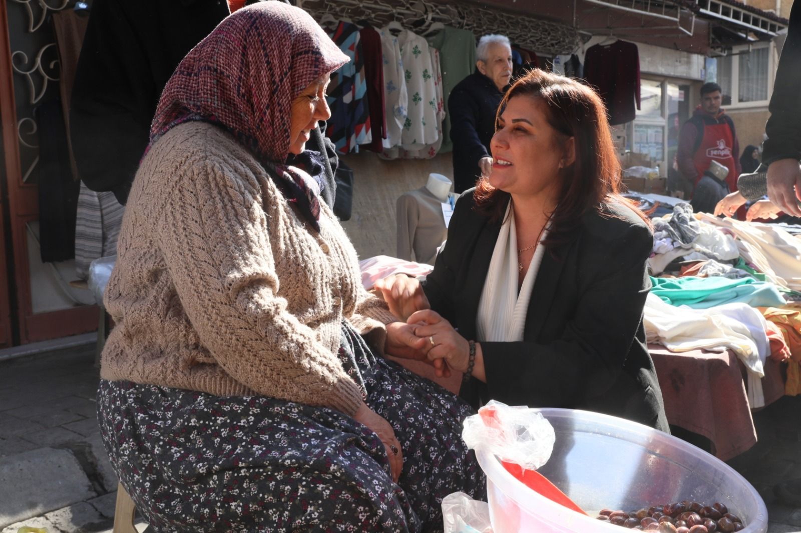 Başkan Çerçioğlu’na Efeler Salı Pazarı’nda sevgi seli