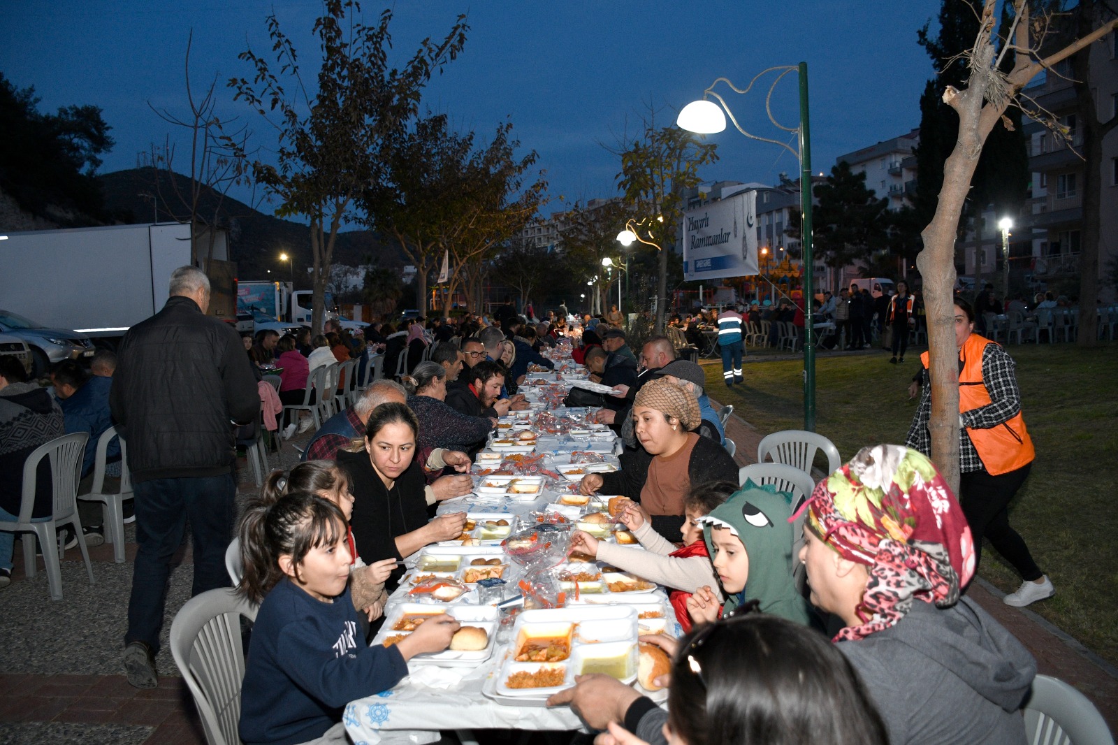 Kuşadası Belediyesi İftar Günlerinin İlki İkiçeşmelik Mahallesi’nde Düzenlendi