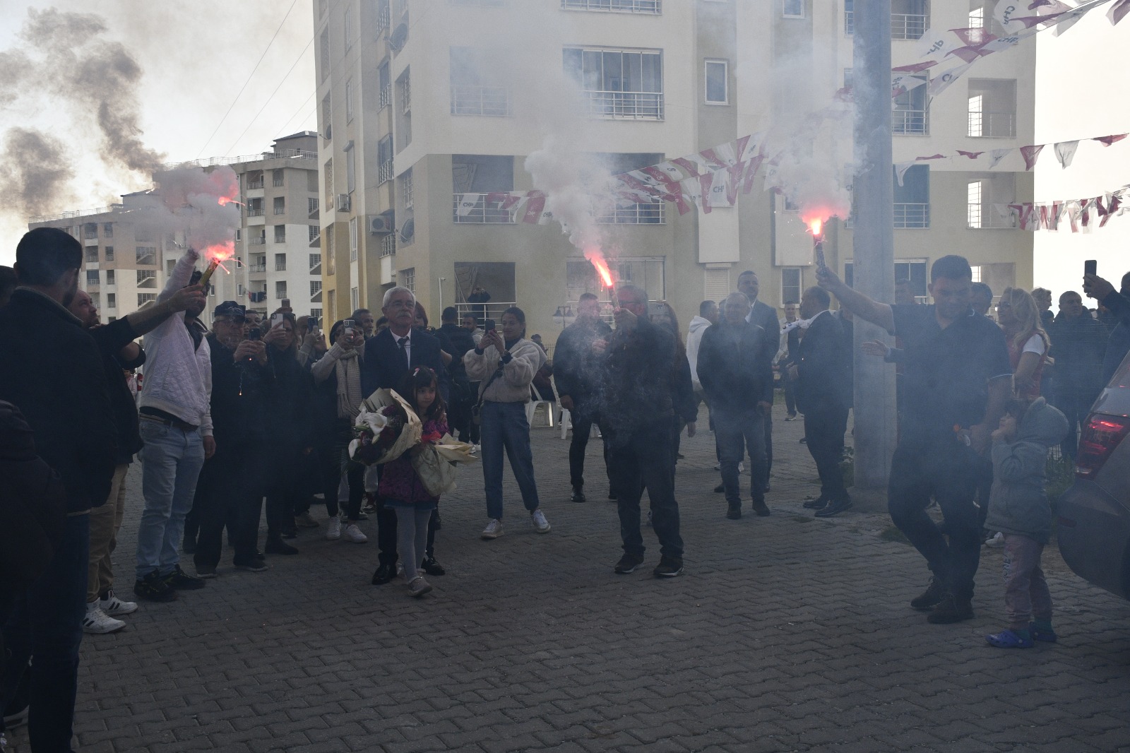 Ömer Günel, Uydukent’te Meşale Ve Pankartlarla Karşılandı