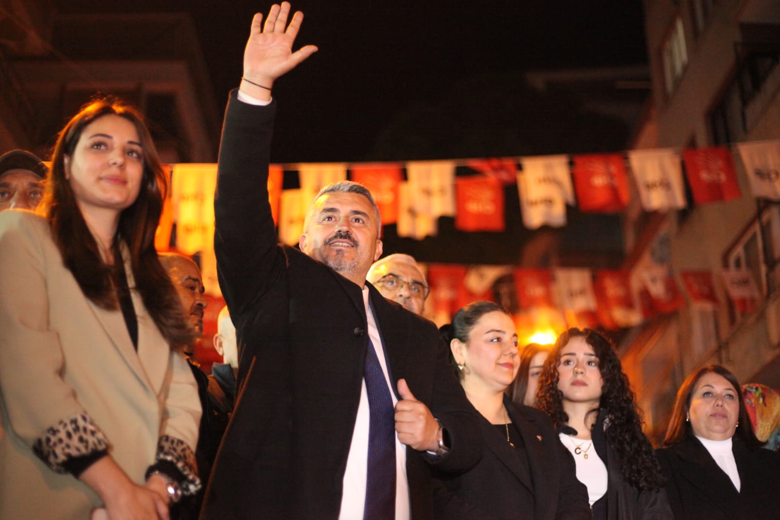 CHP’Lİ OSMAN GÖKMEN KURTULUŞ MAHALLESİNİ SALLADI