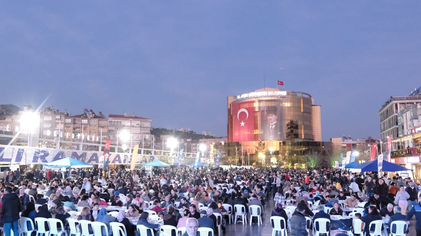 Aydınlılar, Büyükşehir Belediyesi’nin iftar sofralarında buluşuyor