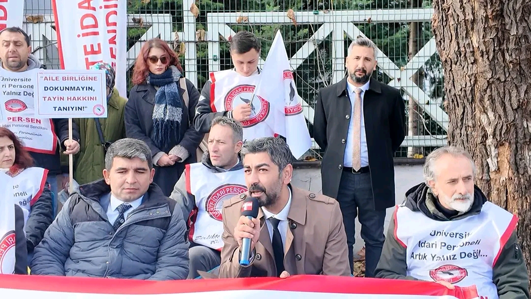 ÜNİPERSEN’den Bakanlık önünde oturma eylemi
