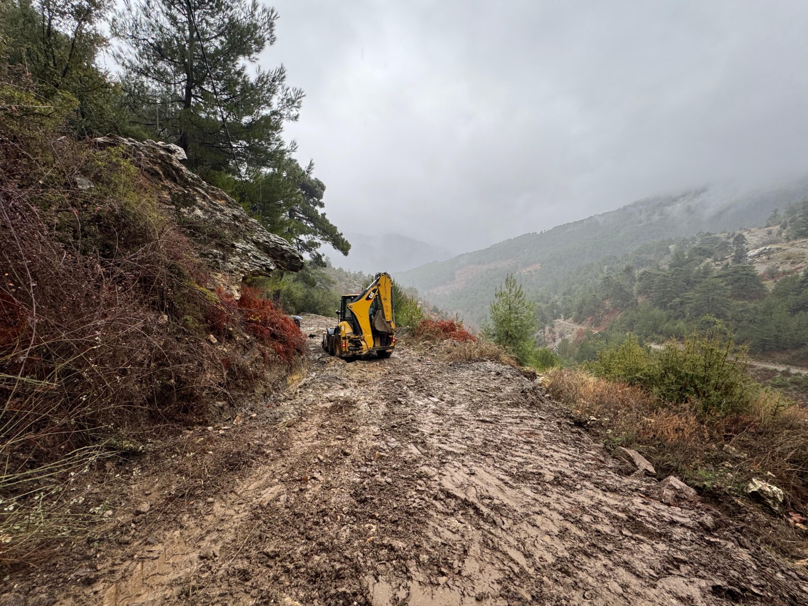 Efeler’den Kapanan Yollara Anında Müdahale