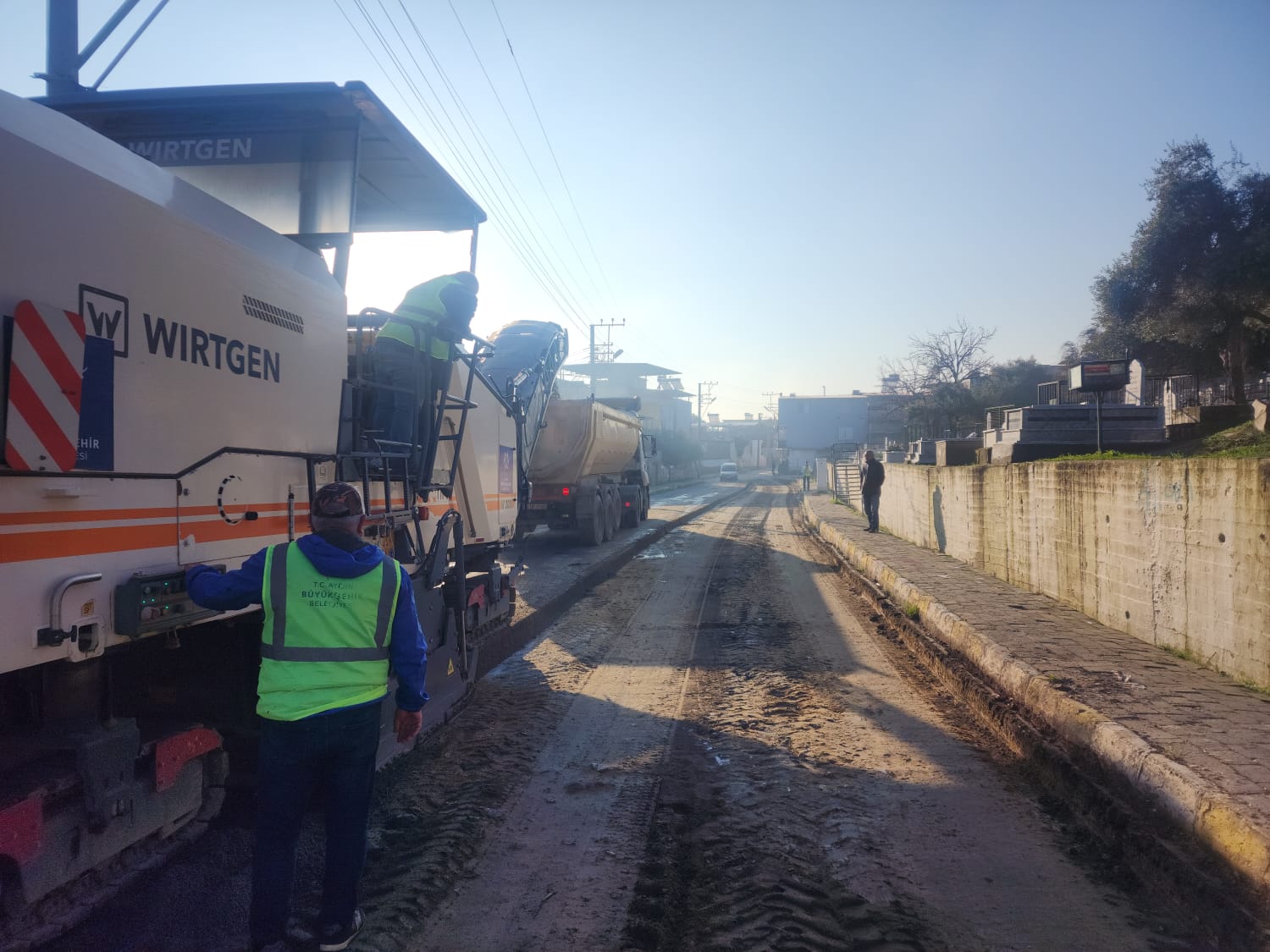 BAŞKAN ÇERÇİOĞLU SÖKE’NİN YOLLARINI YENİLİYOR