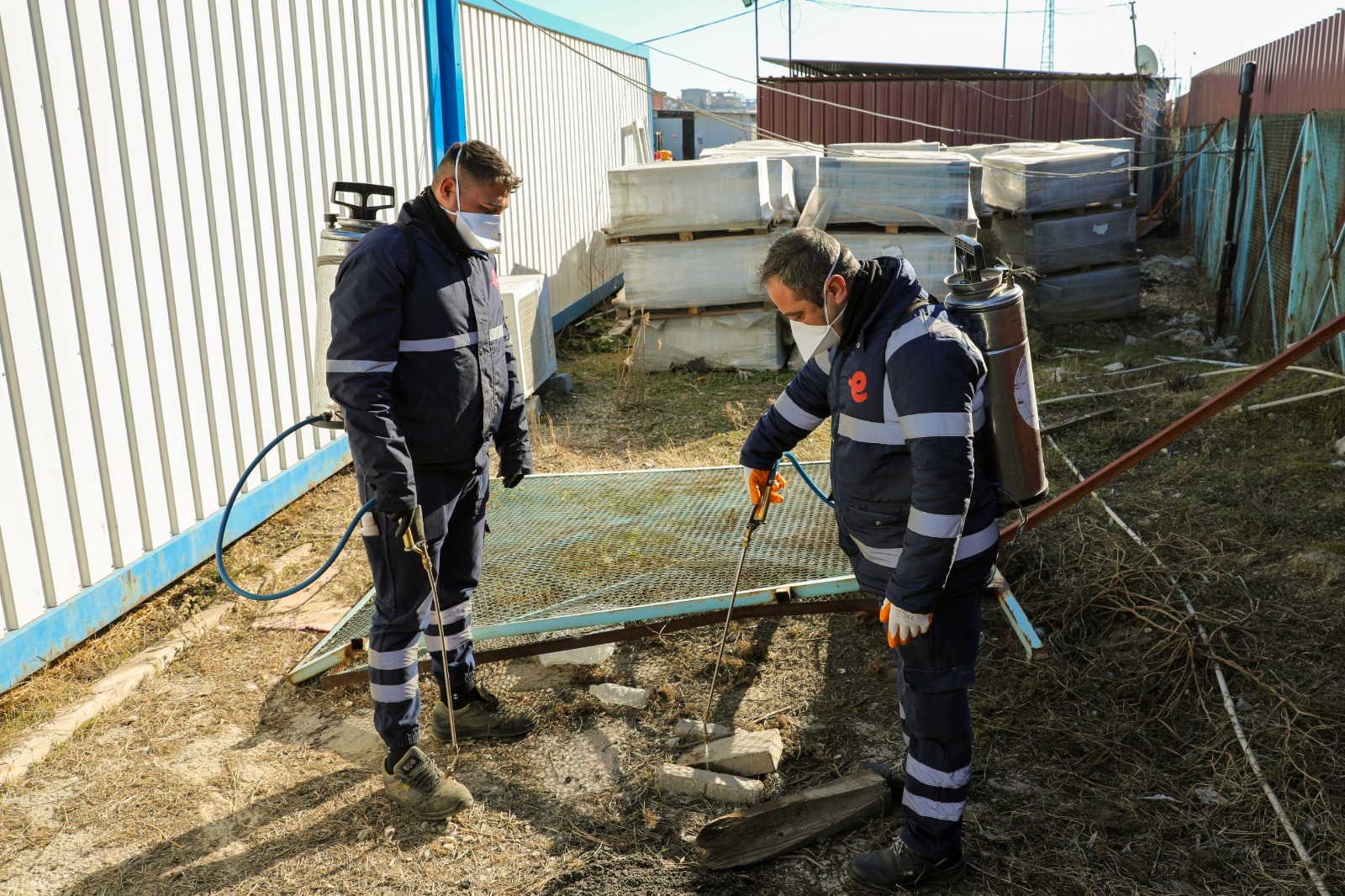 EFELER’DE SİNEKLERLE MÜCADELE 12 AY BOYUNCA DEVAM EDİYOR