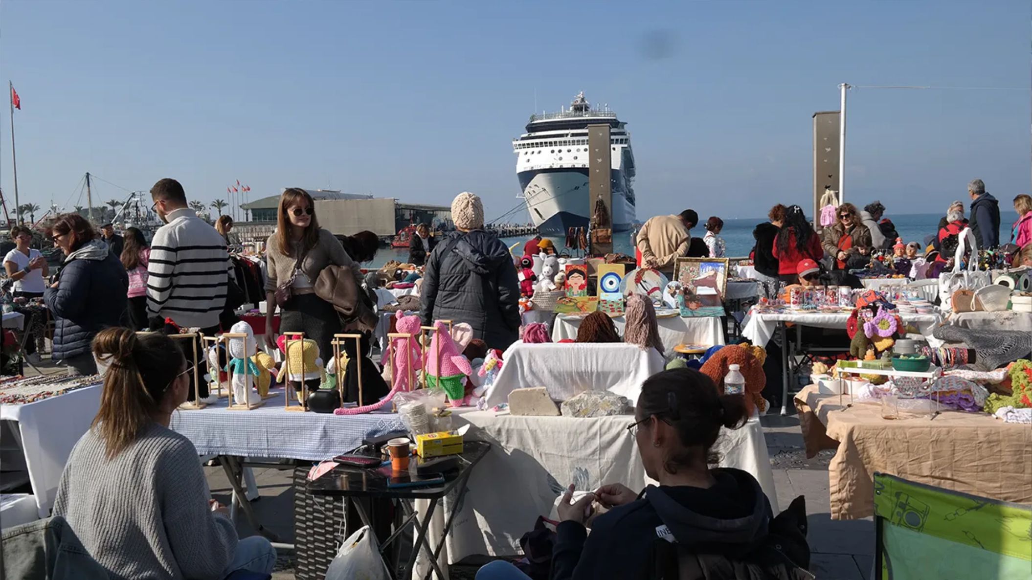 Kuşadası’nda güneşli hava çarşıya bereket getirdi