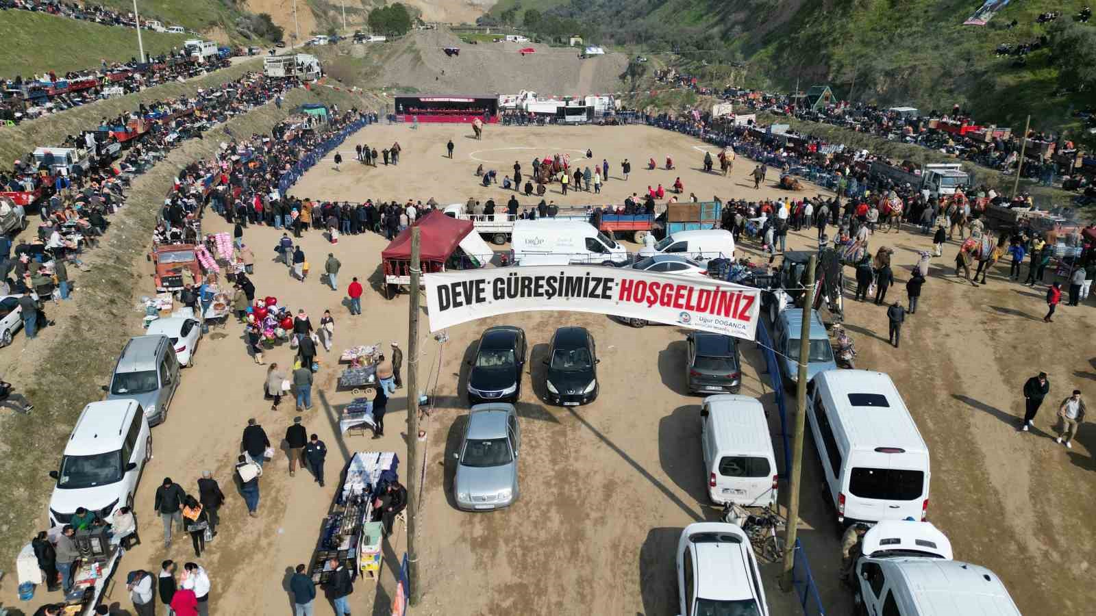 Kuyucak’taki deve güreşleri nefes kesti