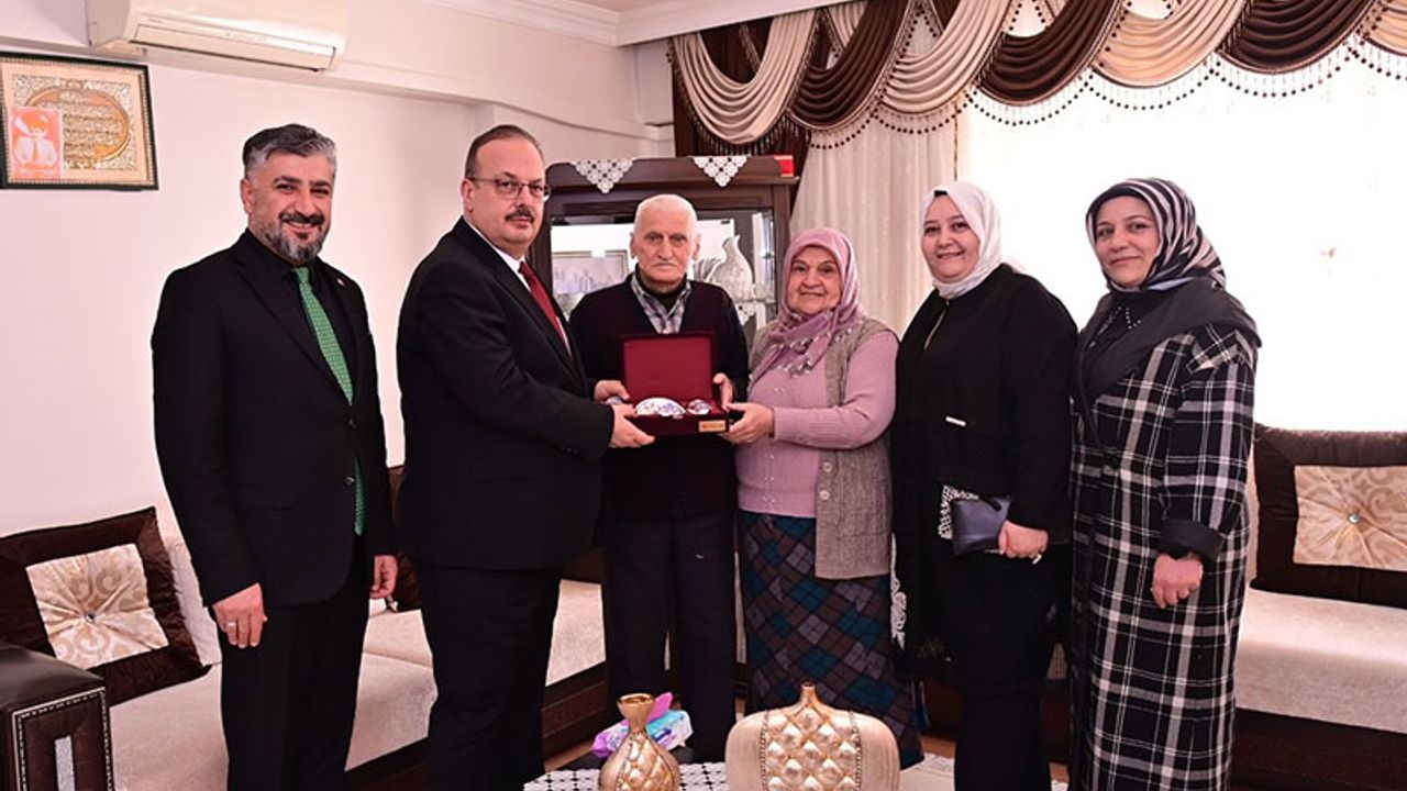 Vali Canbolat, ilk şehit öğretmen Akar’ın ailesine misafir oldu