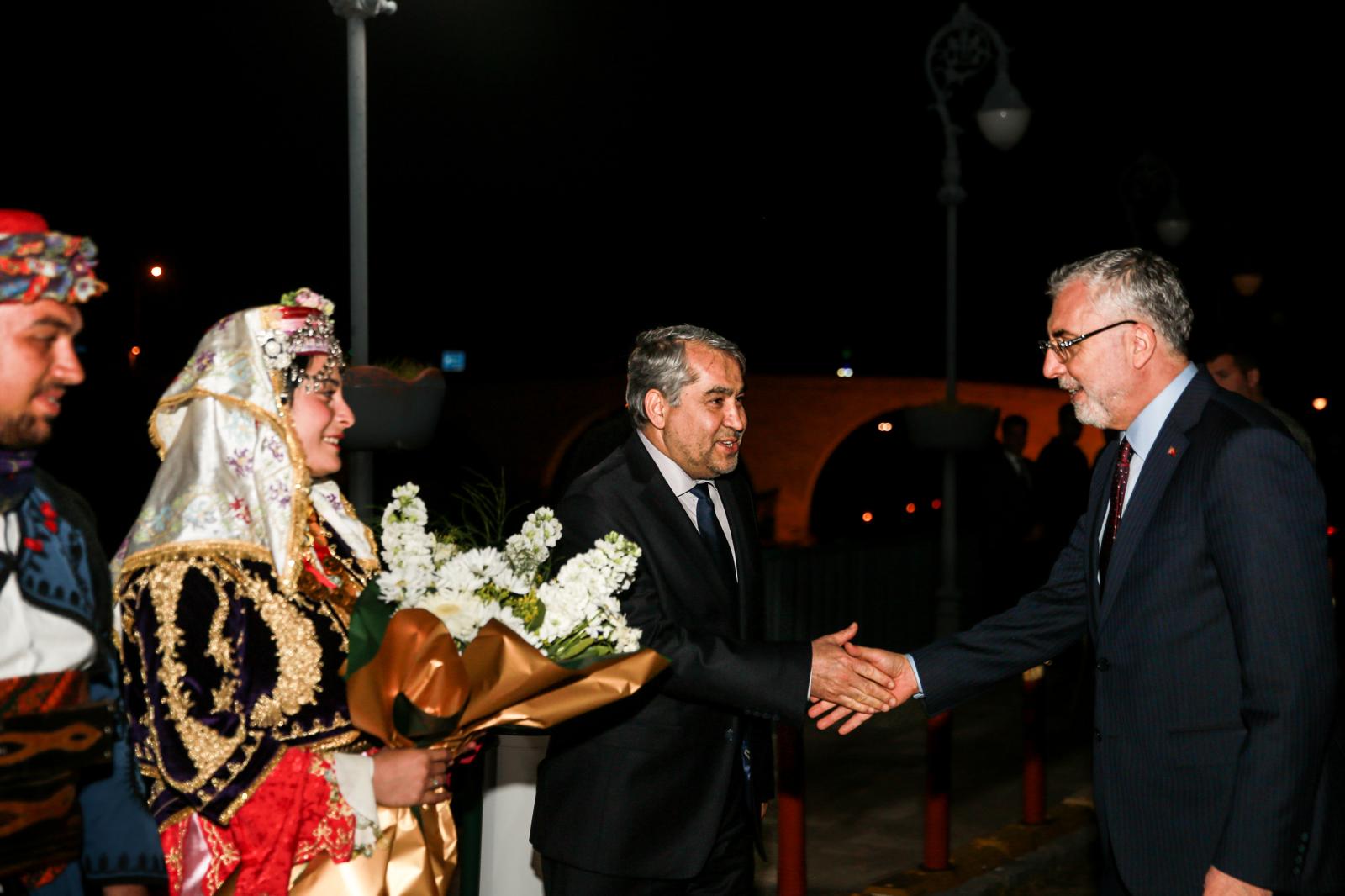 Bakan Işıkhan ADÜ’lü öğrencilerle buluştu