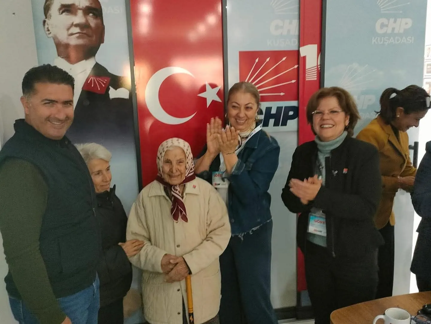 Kuşadası’nda İmamoğlu sevgisi 99 yaşındaki kadını CHP’ye üye yaptı