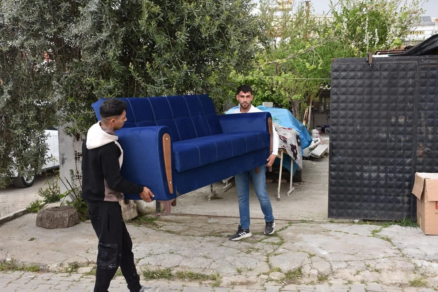 Evi yanan itfaiye personeline Başkan Zencirci’den eşya desteği